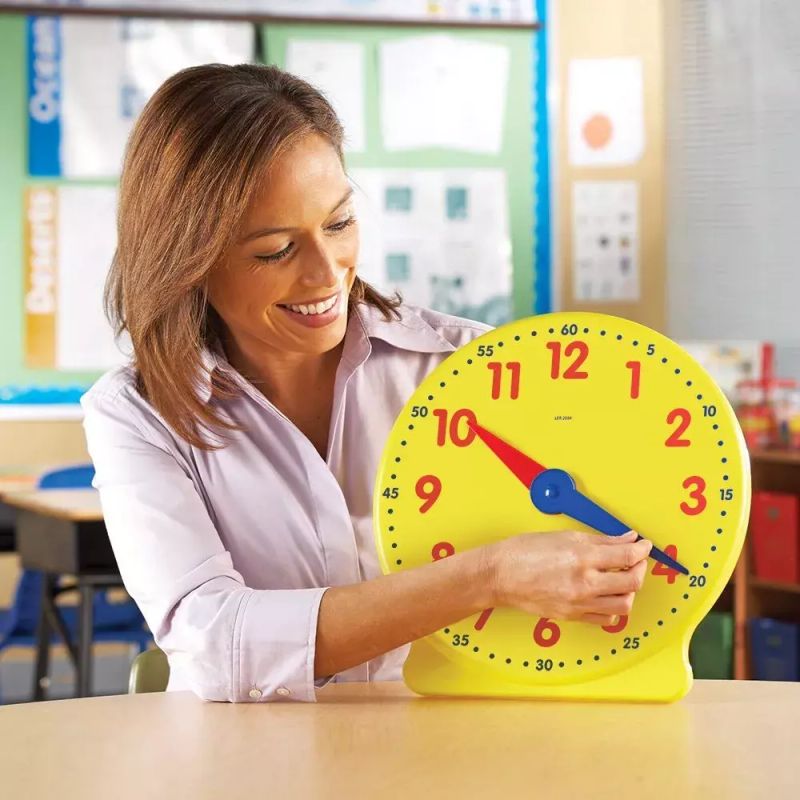 Развивающая игрушка "Учимся определять время. Игрушечные часы" (демонстрационный материал, 34см., 1 элемент)